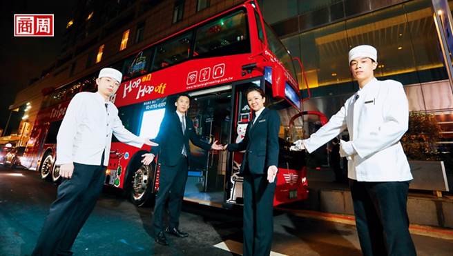 晶华推巴士尾牙，每车都配备管家团队，提供专属服务，更打造企业客制化游街行程，客户想逛哪、就开去哪，整个大台北都变成尾牙会场。(图/杨文财摄)