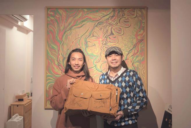 余荃斌（右）惊喜遇见10年粉丝。（艾迪升传播提供）