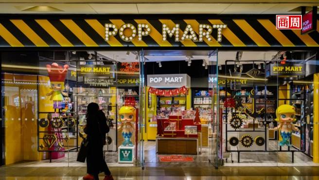 噘著嘴，金髮、藍眼睛的小女孩Molly是中國最大潮玩品牌泡泡瑪特的當家花旦，每個門市都有它的大型公仔吸引年輕人打卡。(圖/Dreamstime)