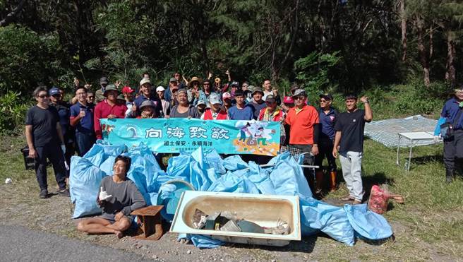 台东林区管理处大武工作站及成功工作站，分别于16日在台9线尚武渔港、台11线成功镇马武溪净滩成果丰硕，总共清理出418公斤的垃圾及资源回收物，其中竟有大型废弃浴缸，令人费解。（台东林管处提供／蔡旻妤台东传真）