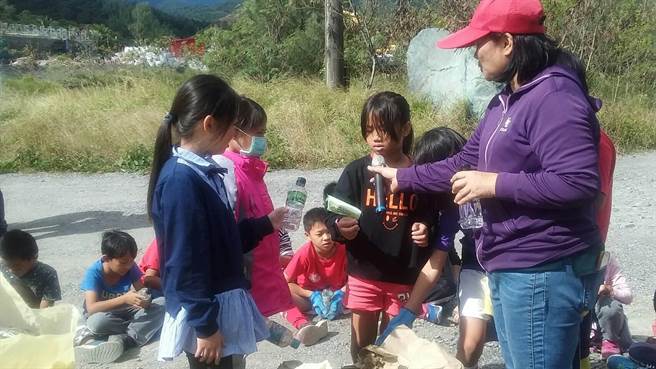 台东林区管理处大武工作站于16日邀请尚武国小参加净滩活动，清除后进行垃圾分类及有奖徵答。（台东林管处提供／蔡旻妤台东传真）
