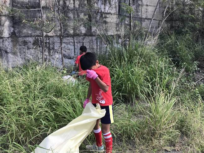 台东林区管理处大武工作站于16日邀请尚武国小参加净滩活动，小朋友挥汗参加。（台东林管处提供／蔡旻妤台东传真）