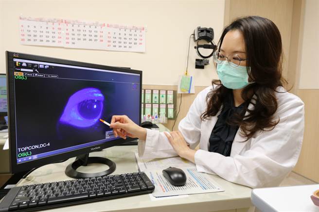 亚大医院眼科医学中心副主任林纯如，透过影像介绍用角膜萤光染色试纸后的影像变化。（林欣仪摄）