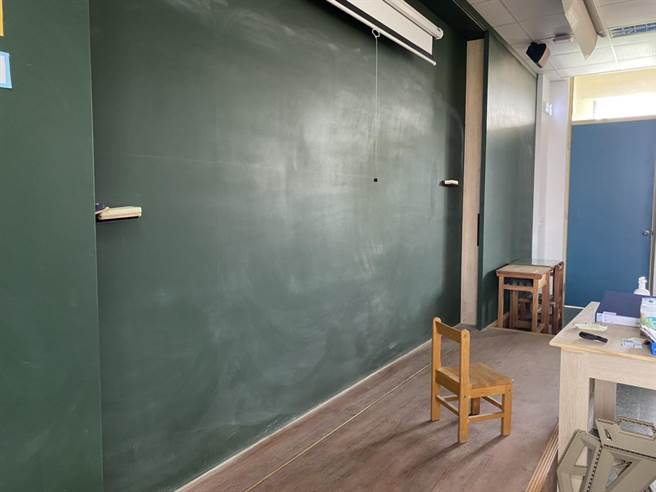 使用改造教室的老師戴莉如認為大面積黑板牆，可以隨時提醒學生上次課程重點，在課堂上使用投影機透過黑板解說時，不影響教學品質。（羅亦晽攝）