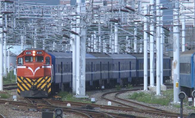 南迴铁路电气化将在23日正式通车，这也代表着全台唯一能开窗的蓝皮普快列车即将步入歷史。（蔡旻妤摄）