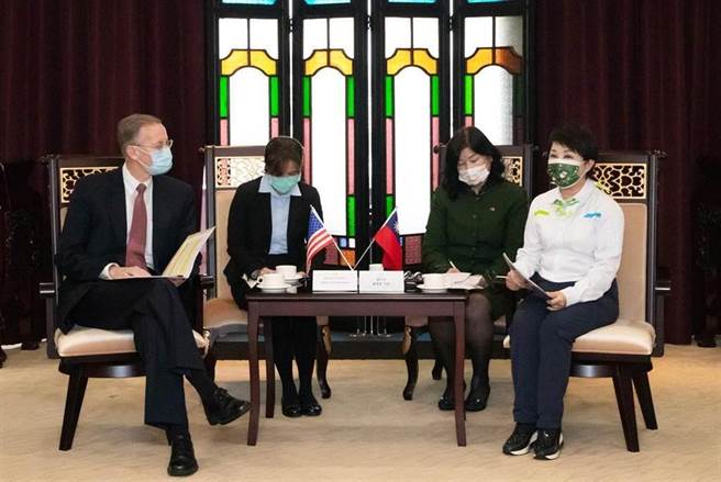 美国在台协会处长郦英杰（左）16日到台中市政府拜访市长卢秀燕（右）。（陈世宗摄）
