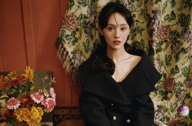 郑爽近日登上《瑞丽服饰美容》杂志，抢先拍摄2021年1月开年刊封面大片。（图／摘自微博@瑞丽服饰美容）