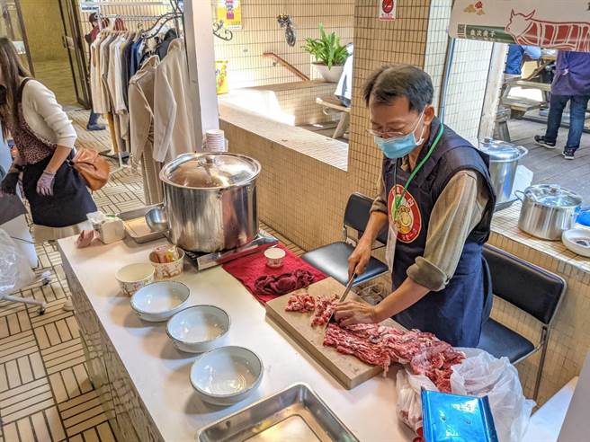 台南市政府农业局17日赴竹科宣传台南牛肉。（南市府农业局提供／李宜杰台南传真）