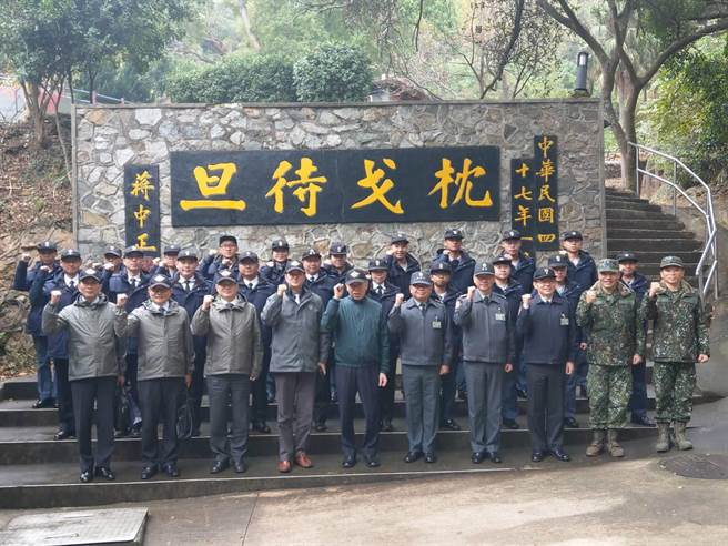 李栋梁与海军马祖基地官兵合影。吕昭隆摄