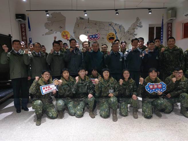 李栋梁和马防部支援营补给连官兵合影。吕昭隆摄