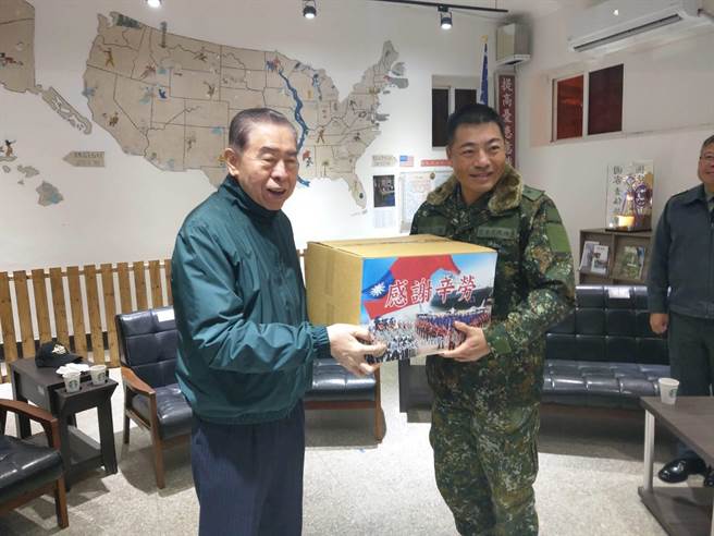 李栋梁致赠马防部慰问品。吕昭隆摄