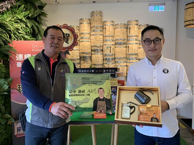 欧客佬执行长王信钧(右起)与新社咖啡庄园陈胜乐合作，推出「世界杯烘豆大赛冠军 X 台中新社咖啡」夺奖。(林欣仪摄)