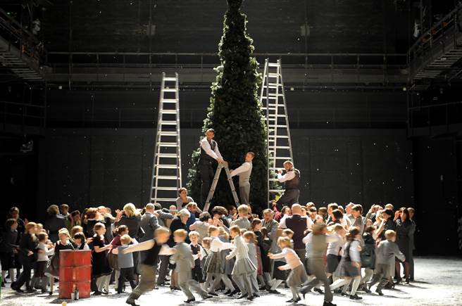 由瑞士蘇黎世歌劇院總監安德理亞．荷穆齊所執導的經典歌劇《波希米亞人》，舞台上7公尺高的聖誕樹，是一大亮點。（台中國家歌劇院提供）