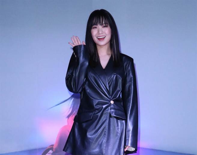 孙盛希发片记者会，好友HUSH到场送上礼物。（陈俊吉摄）