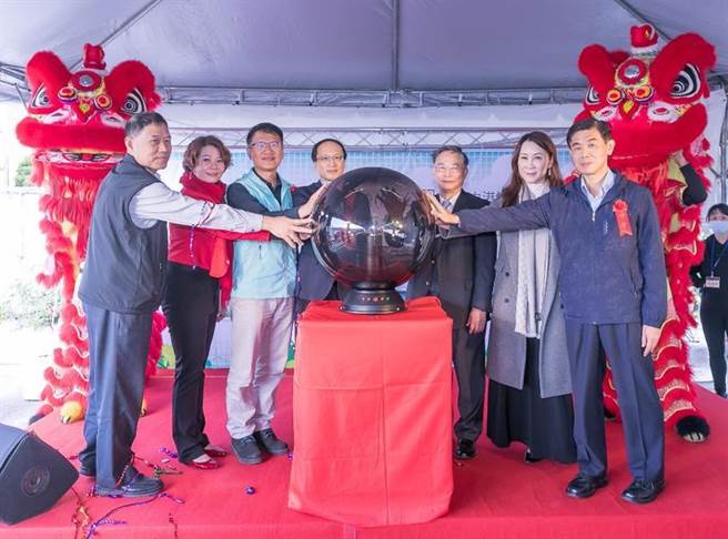 （中櫃董事兼總經理吳清泉(右3)、日益能源科技董事長畢婉蘋(右2)、台中港務分公司總經理盧展猷(左4)，及鼎日能源董事長王衣婷(左2)等人，共同啟動中櫃台中進出口倉的太陽光電系統。圖／鼎日能源提供）
