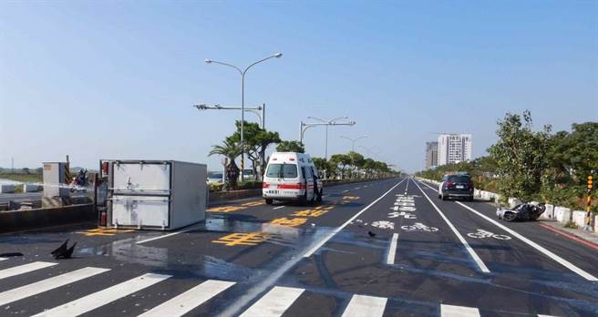 小货车撞上女骑士的机车翻覆，机车几乎全毁喷飞近10公尺。（读者提供／程炳璋台南传真）