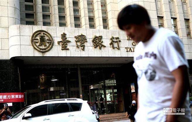 台湾银行今晚出现全台提款机大当机，有民眾用金融卡提款失败，客服人员表示并未扣款，请民眾不必担心。(图/中时资料照)