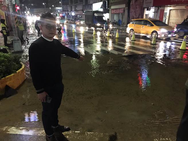 议员童子玮盼自来水公司能连夜抢修完毕，避免明天上班族通勤受影响。（基隆市议员童子玮提供／陈彩玲基隆传真）