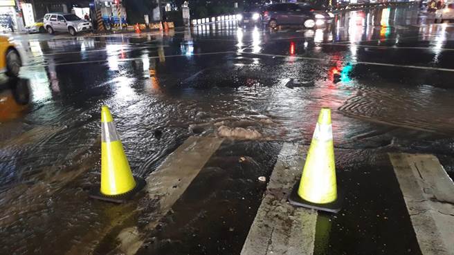 基隆市仁爱区精一路、仁五路口17日晚上9点多，疑似地下水管爆裂，导致路面塌陷，水不断从路面涌出。（读者提供／陈彩玲基隆传真）