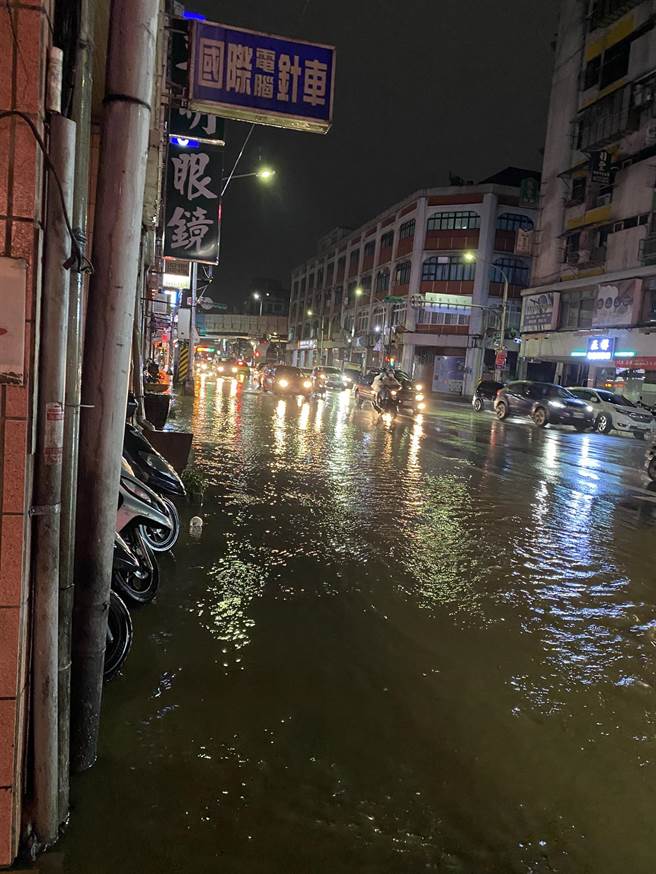 基隆市仁爱区精一路、仁五路口17日晚上9点多，疑似地下水管爆裂，导致路面塌陷，水不断从路面涌出。（读者提供／陈彩玲基隆传真）