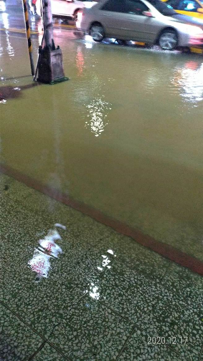 基隆市仁爱区精一路、仁五路口17日晚上9点多，疑似地下水管爆裂，导致路面塌陷，水不断从路面涌出。（读者提供／陈彩玲基隆传真）