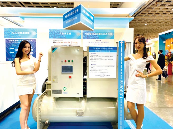 单螺旋满液式冰水机，体积小，可模组化串联，能效1级，是业者要汰旧换新的最佳设备。图／业者提供