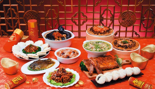 奇美食品开发一系列「即时料理包」，口味多元、横跨中西；图为「牛年鸿运年菜」，热一下就可上桌，抢攻「懒人年菜」商机。图／奇美食品提供