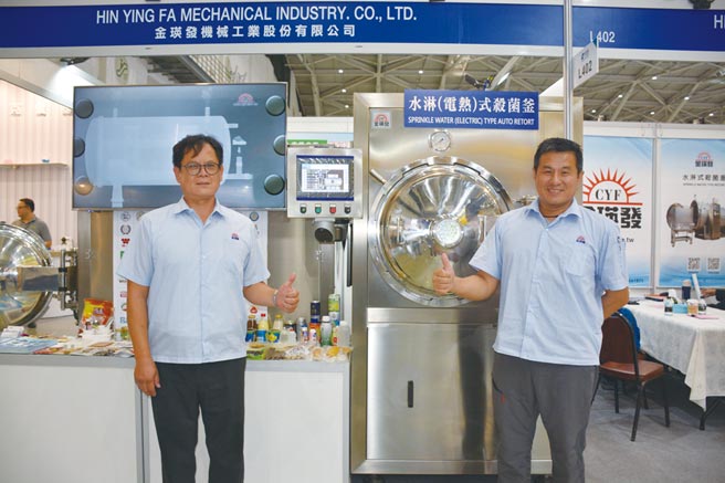 金瑛發公司越南經理王昇傑（右）、與業務專員黃耀興（左）大力推廣高溫高壓殺菌設備。圖／李水蓮