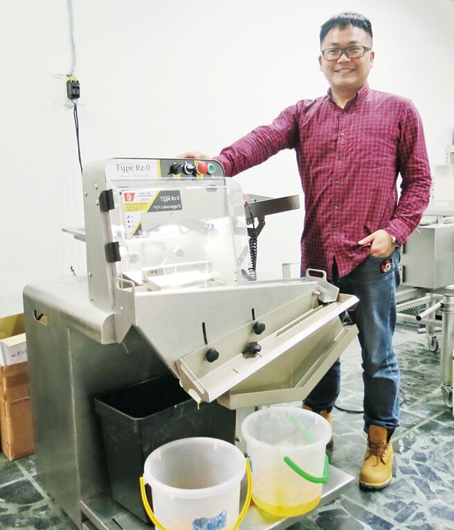 上联科技总经理陈瑞章表示，公司以蛋类设备为基石，自主研发制造各类蛋品加工设备，同时也代理日本、欧洲知名蛋品加工设备。图／傅秉祥