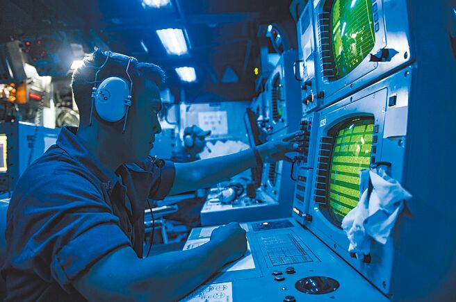 美國雷神商售台灣的「數位聲納系統」已獲美輸出許可，與美軍現役艦潛所用聲納同等級，為潛艦關鍵紅區設備。圖為美國第六艦隊導彈驅逐艦的聲納技術士正搜尋海上狀況。（摘自美國海軍納站）