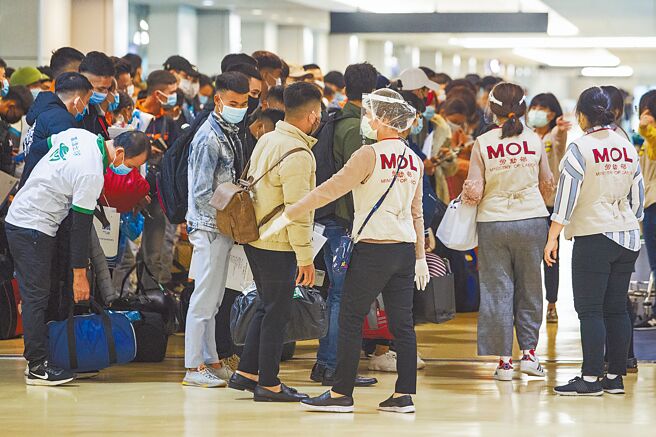 印尼移工提供的检验报告越来越不准确，18日起将持续全面暂缓引进。图为自桃园机场入境移工。（本报资料照片）