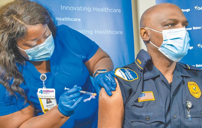 12月15日，医院护士在路易斯安那州为军人接种COVID-19疫苗。（美联社）