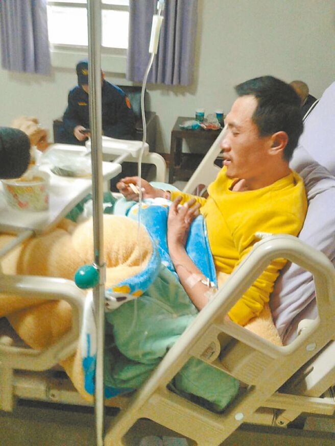 邱男闯中横便道失踪40天获救，他与家人今到东石先天宫进行认包府千岁、太子千岁「契子」仪式。（中时资料照）