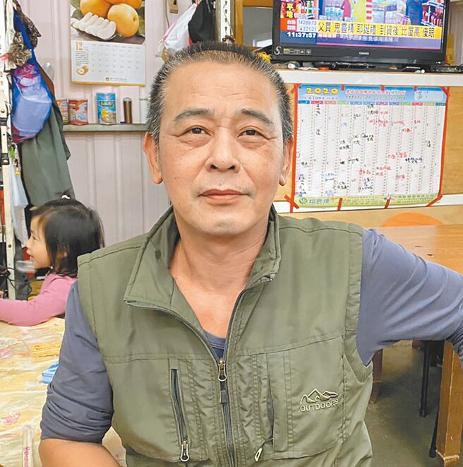 泰雅族果农杨东波深夜上山冬猎，在谷关废弃电厂涵洞内发现失踪40天的邱男。（王文吉摄）