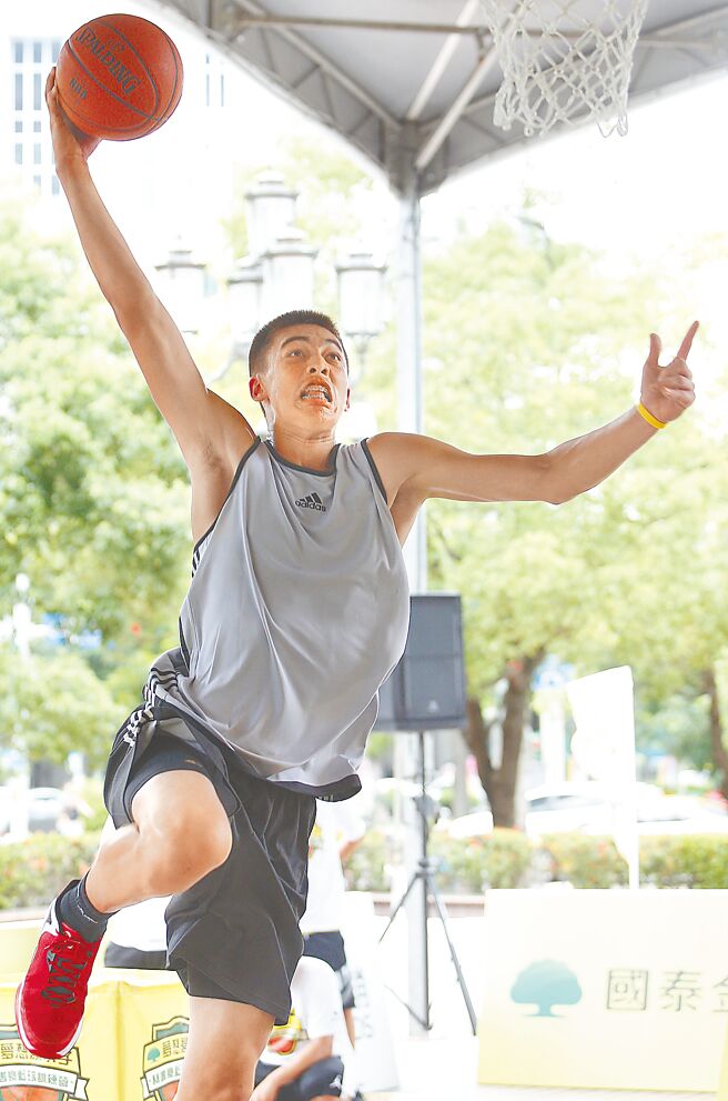 混血球星谭杰龙。（中时资料照）