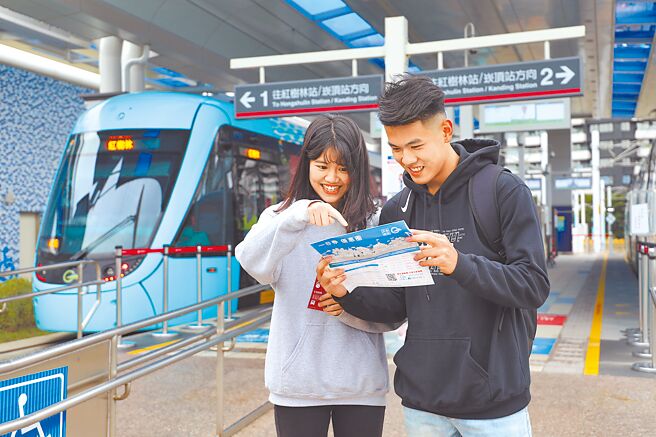 新北捷运公司16日公布，12月21日起至明年3月20日止为期3个月，凭电子票证学生票可单程均一价10元的优惠价体验轻轨。（戴上容摄）