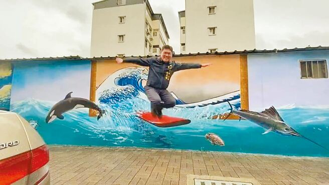 新北泰山艺文协会改编5幅世界级名画绘制在墙上，区长林庆丰也抢在作品完成后第一时间前往拍照打卡。（泰山区公所提供／李俊淇新北传真）