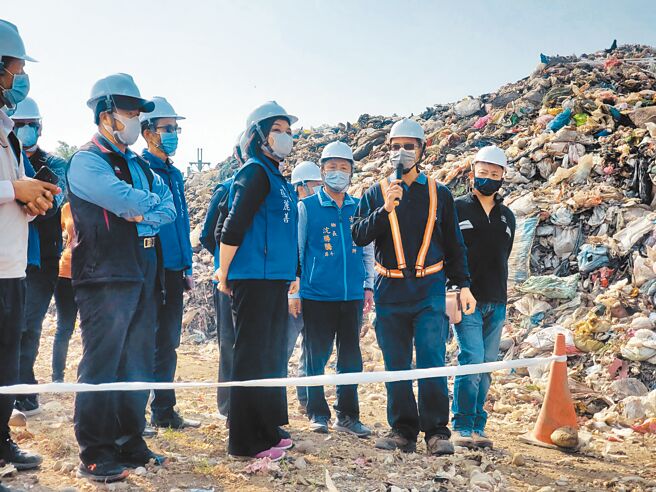 云林县长张丽善（左三）、古坑乡长沈胜腾（左五）视察古坑乡垃圾打包作业。