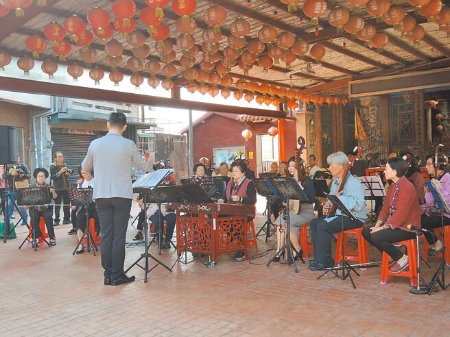 水上長青國樂團和橋下國樂團16日在璿宿上天宮，為27日「賢拜音樂會」進行暖場表演。（張毓翎攝）
