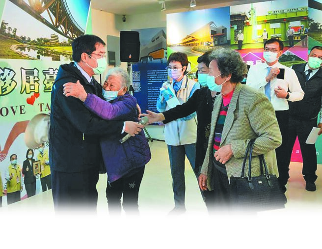 4名高龄80以上的阿嬷，专程从白河前来参加记者会，感谢台南市长黄伟哲推动「小黄公车」造福偏乡。（洪荣志摄）