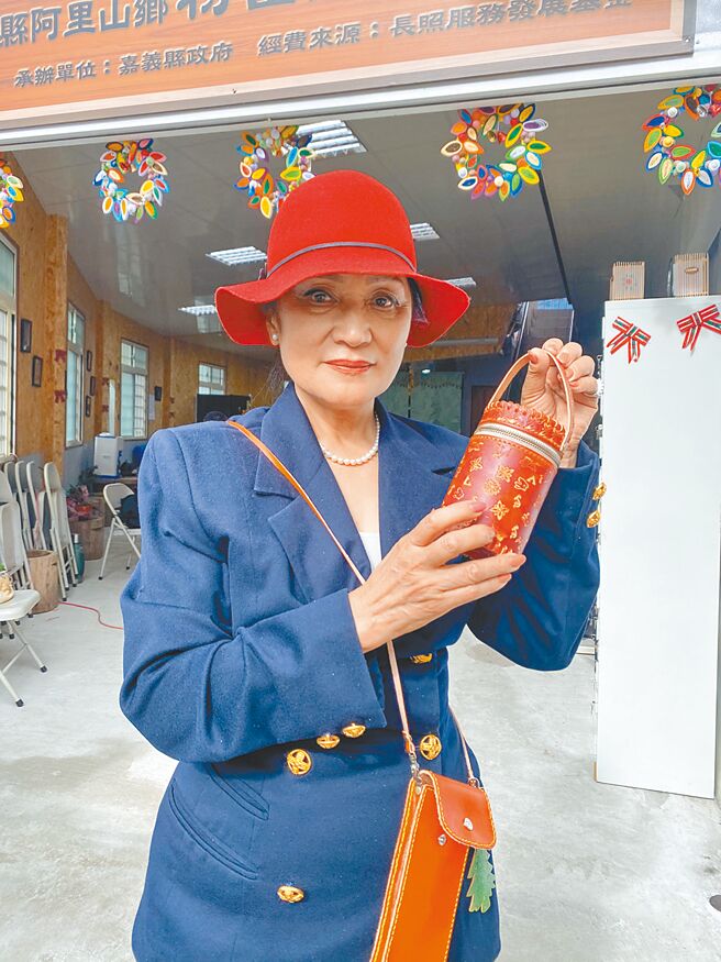 郑晓雯开心展示自己手作的皮雕。（张亦惠摄）