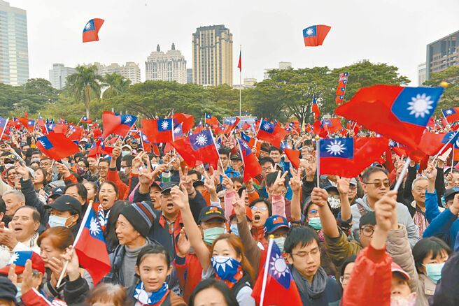 高雄明年元旦升旗，10年来可望首见府会龙头不同政党同台。图为今年元旦升旗。（高巿府提供／曹明正高雄传真）
