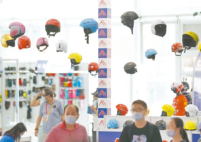 9月7日，北京服贸会冬季运动专题展区，滑雪头盔吸引参观者。（中新社）