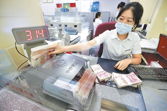 山西省太原市，银行工作人员清点货币。（中新社资料照片）