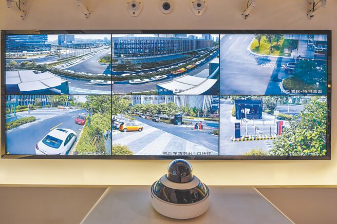 杭州海康威視展示廳內的鷹眼全景監控攝影系統。（新華社資料照片）