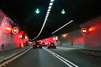 防龜速車塞爆雪隧 12／30起車距逾120公尺 將示警秀車號