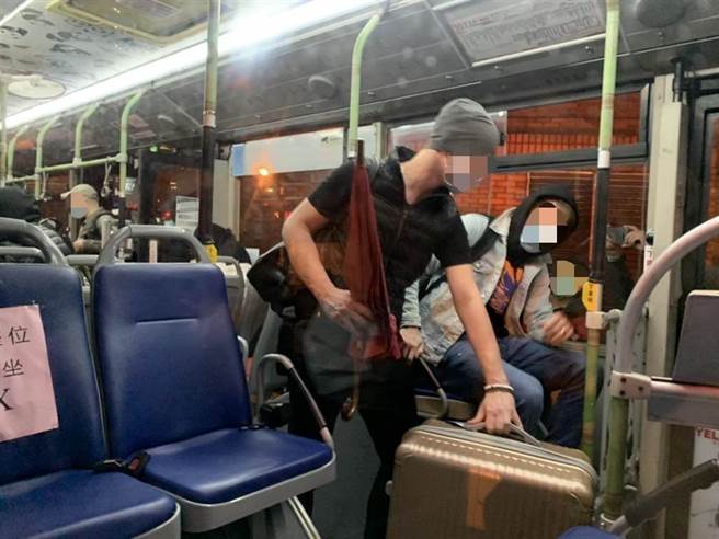 俄罗斯舞团团员17日晚搭上专车，前往检疫所。（张薷摄）