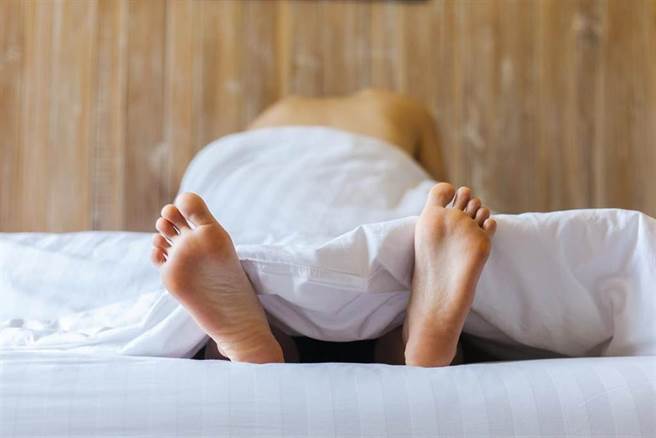 一名王姓女子与同事聚餐后酒醉，回家后倒头就睡。由于她的丈夫时常加班，因此她对凌晨12点的开门声不以为意、继续睡，没多久就与对方发生性行为；然而30分钟后，王女察觉眼前的人的习惯动作、声音跟丈夫不太一样，开灯后傻了。（示意图／达志影像）