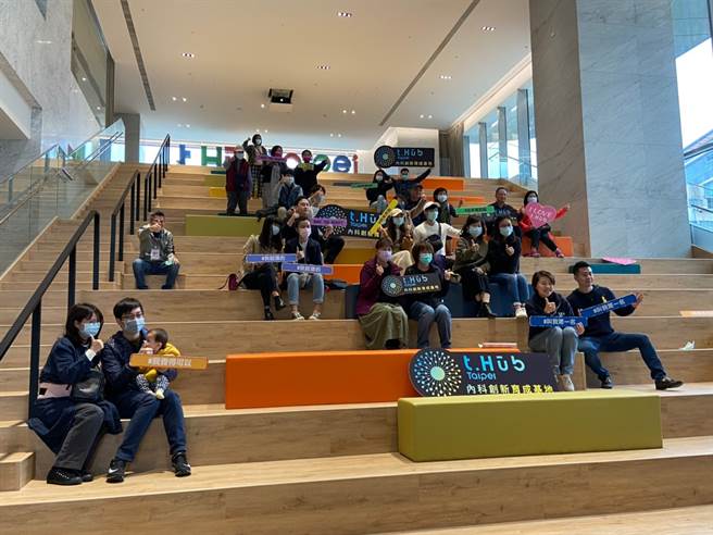 t.Hub的i-Stage 星创舞臺是大型阶梯平臺式的空间，结合各领域的新创斗士及团队，在创作基地上累积能量、交流与思维解放，进一步将想法构建的软性空间。(图／臺北市政府提供)