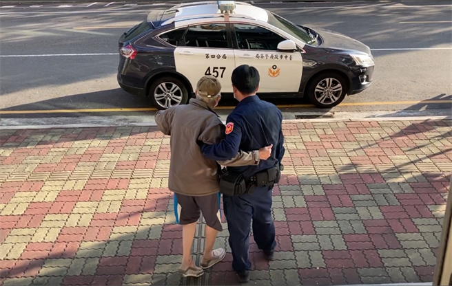 「阿伯，慢慢走，我会扶着您！」员警贴心扶着老人，专程送他返回家中。（民眾提供／卢金足台中传真）